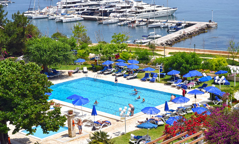 Hotel Corfu Palace pool.jpg