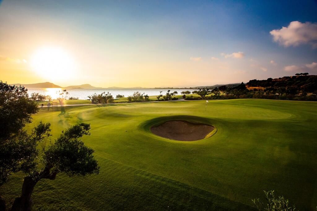 Hotel Costa Navarino Romanos golf court.jpg