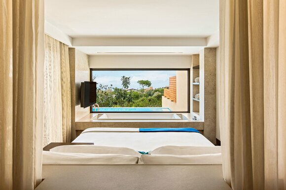 Hotel Costa Navarino Romanos grand infinity suites.jpg