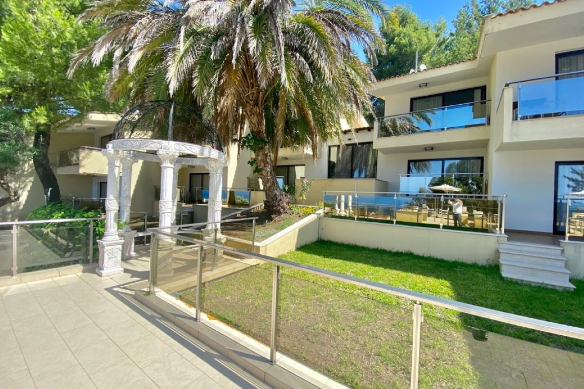 Cronwell Rahoni-Ulaz u hotel.jpg