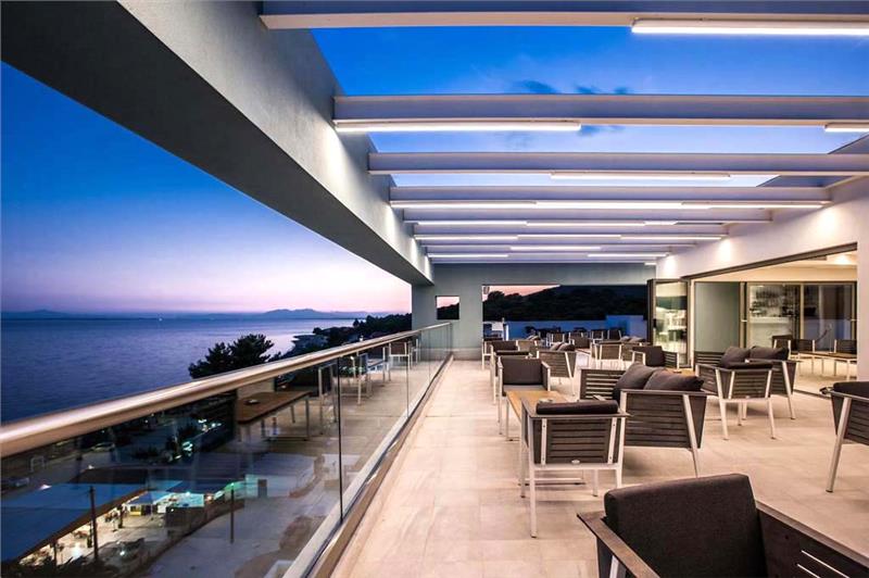 Hotel Cronwell Sermilia bar.jpg