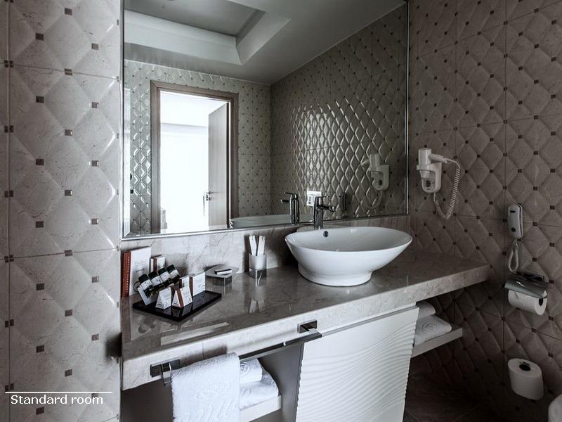 Hotel Cronwell Sermilia bathroom.jpg