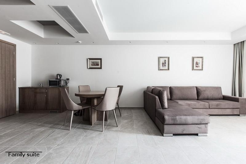 Hotel Cronwell Sermilia family suite.jpg