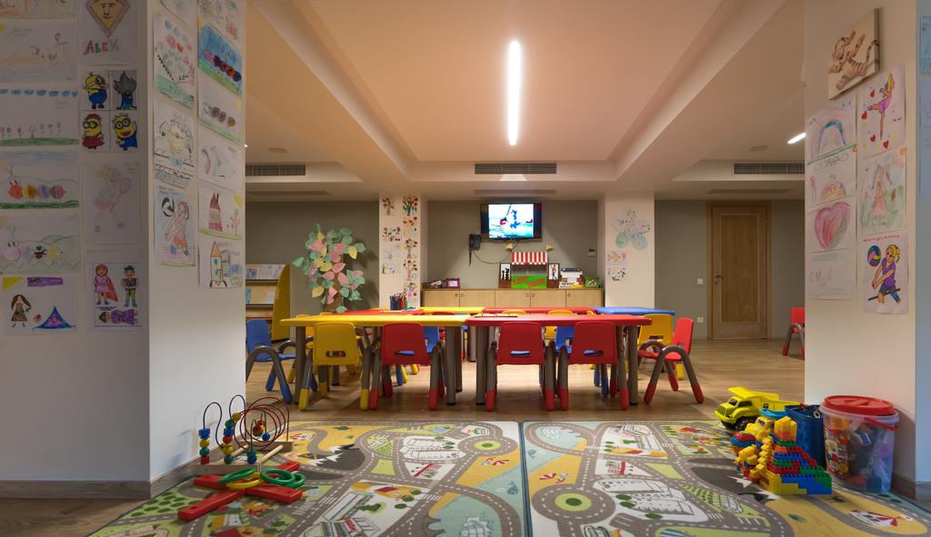 Hotel Cronwell Sermilia kids playroom 1.jpg