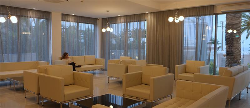 Hotel Cronwell Sermilia lobby.jpg