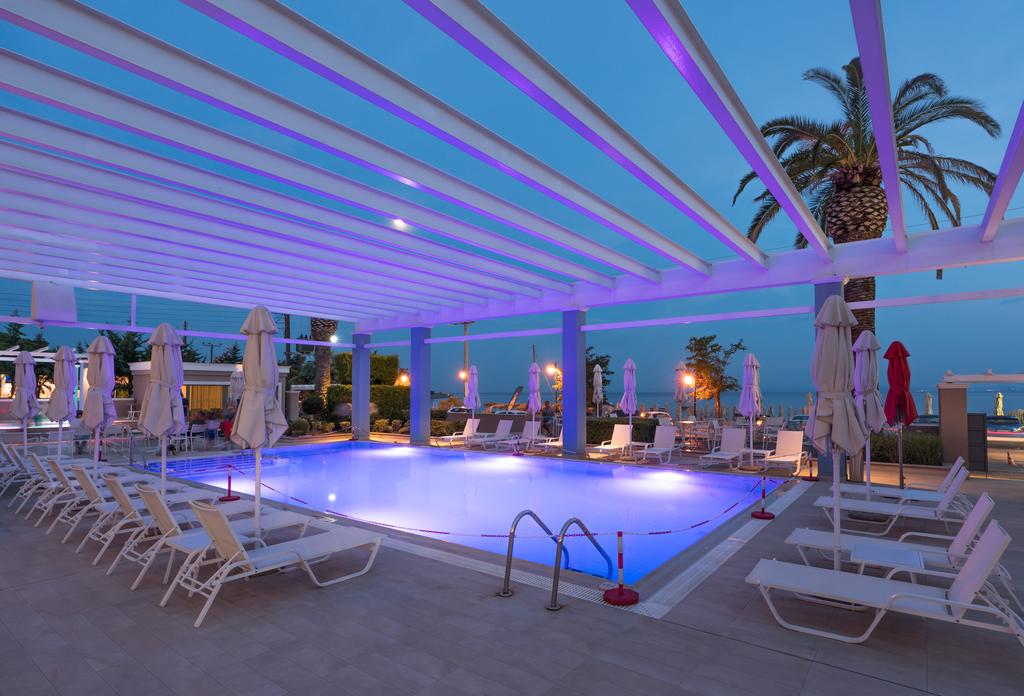 Hotel Cronwell Sermilia pool 1.jpg