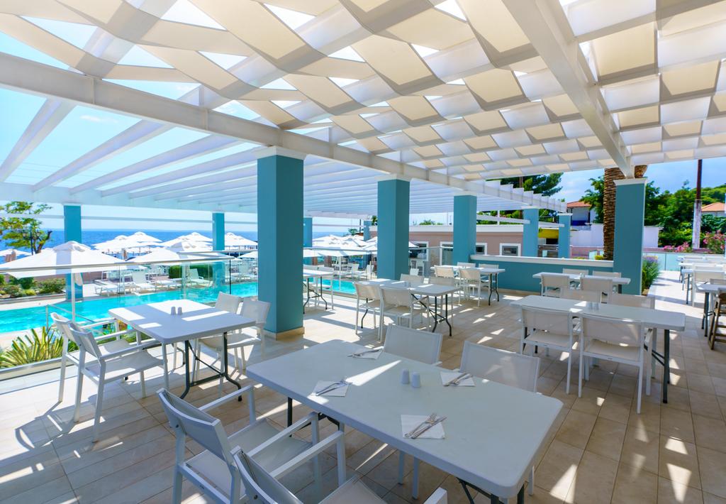 Hotel Cronwell Sermilia pool bar.jpg
