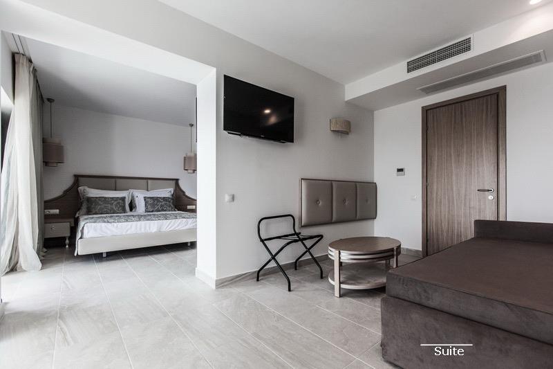 Hotel Cronwell Sermilia suite 1.jpg