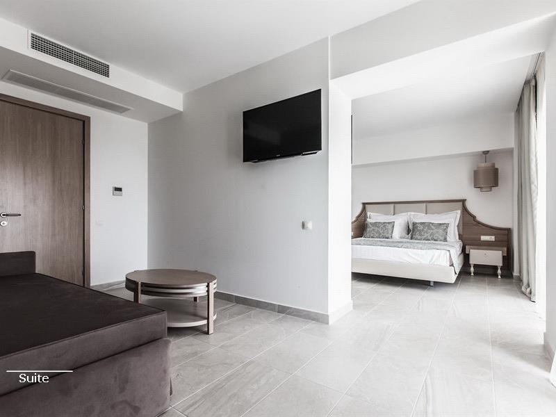 Hotel Cronwell Sermilia suite.jpg
