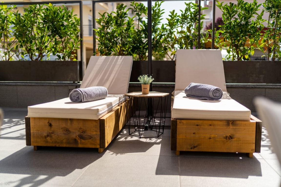 Dafni Plus hotel lezaljke pored bazena.jpg