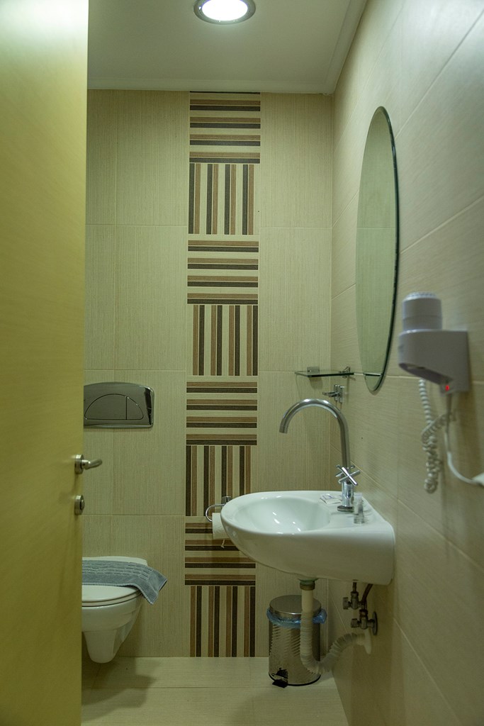 Hotel Dafni Plus bathroom 1.jpg
