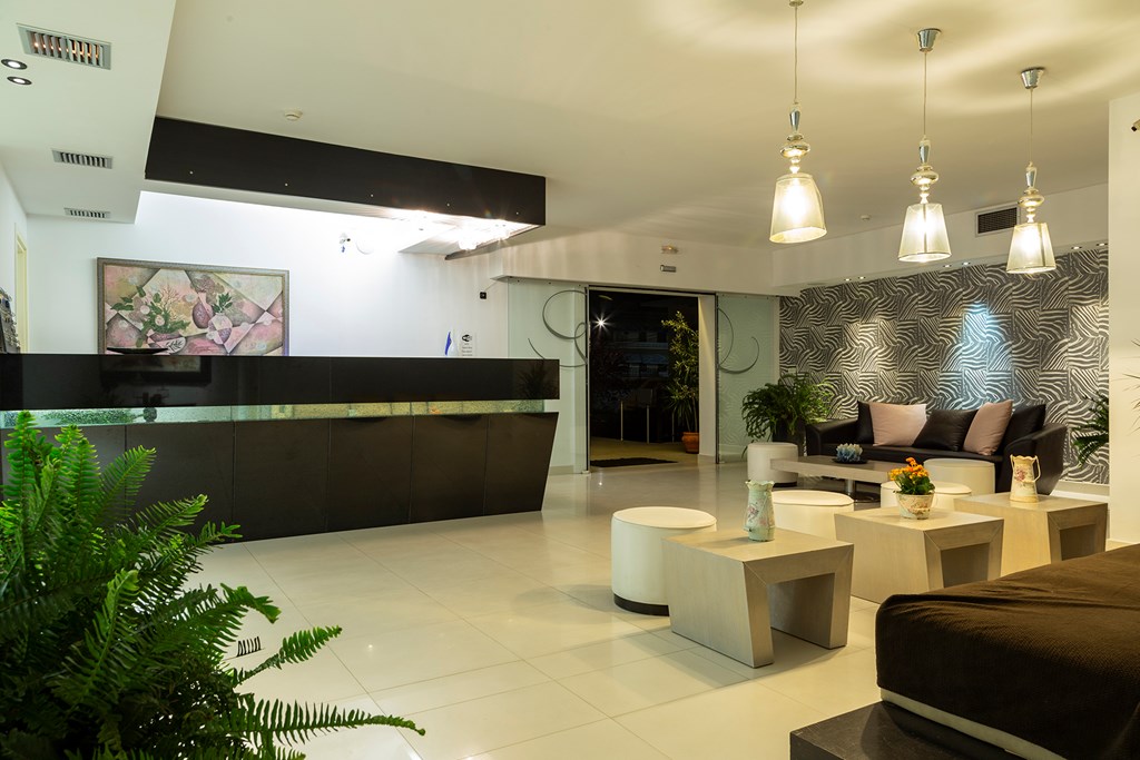 Hotel Dafni Plus reception.jpg