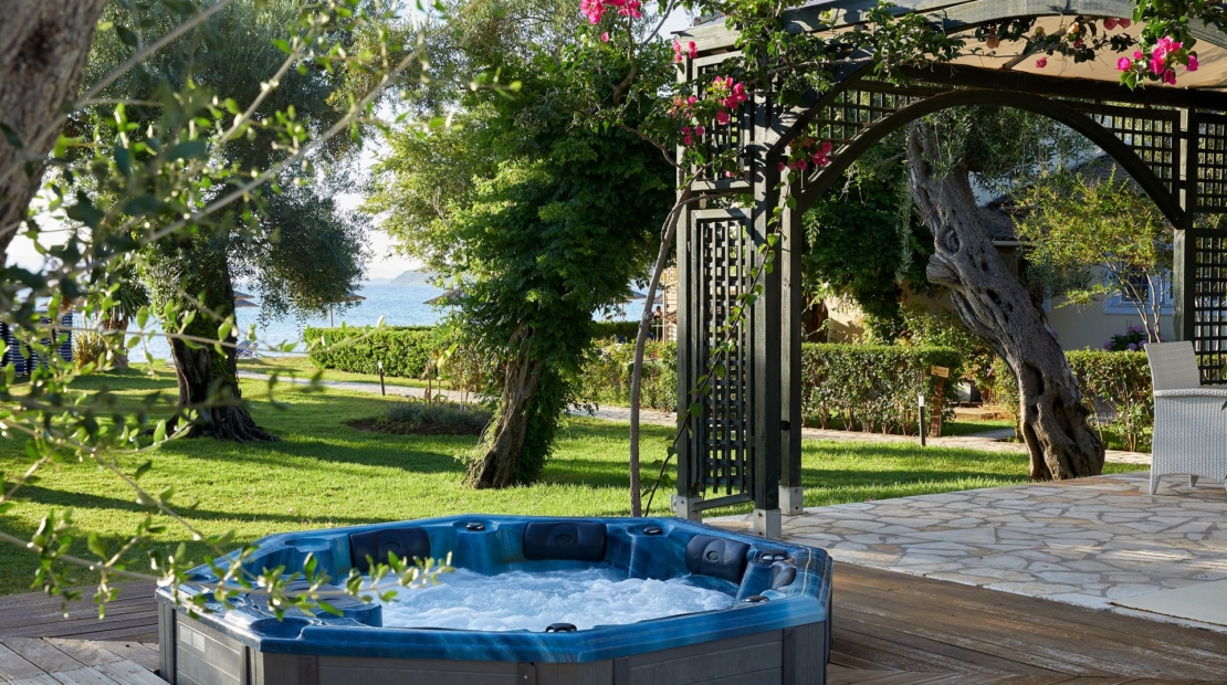 Hotel Delfinia jacuzzi.jpg