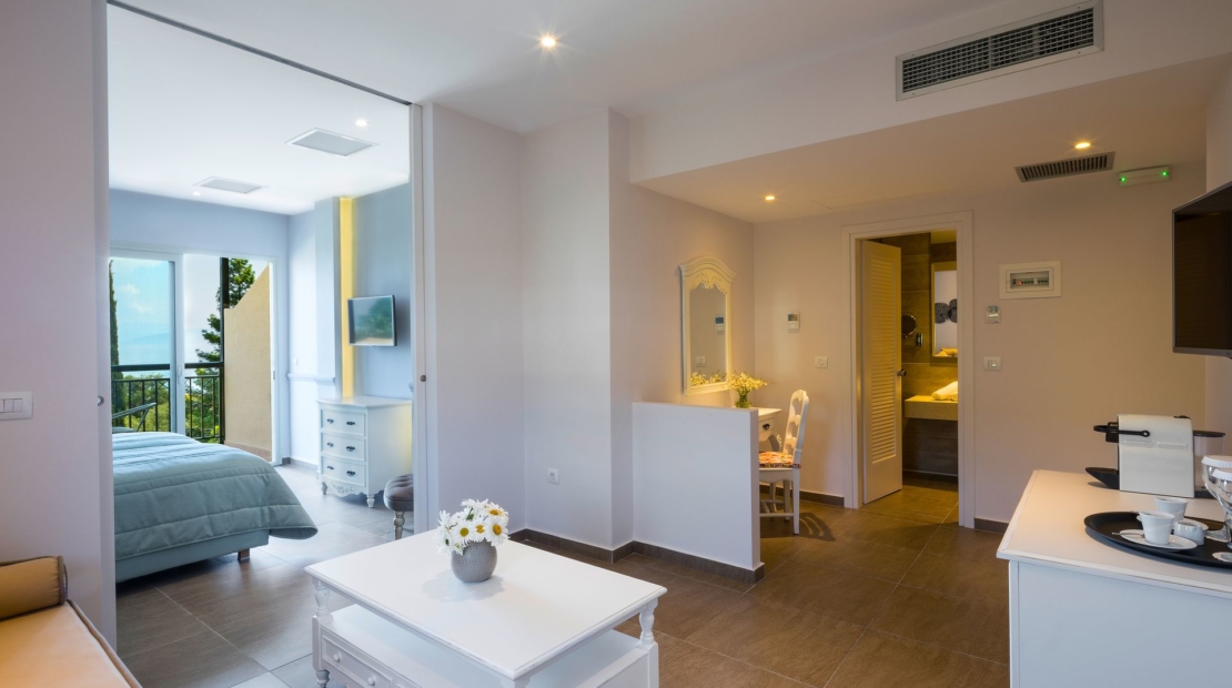 Hotel Delfinia junior suite.jpg