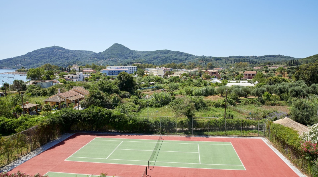 Hotel Delfinia tennis court.jpg