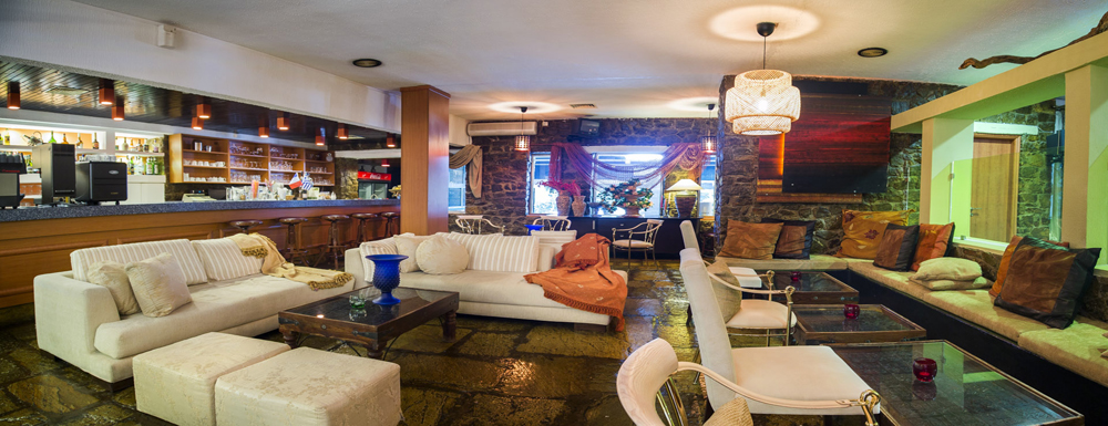 Hotel Delphi beach bar Atthina.jpg