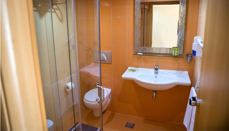 Hotel Delphi beach bathroom 1.jpg