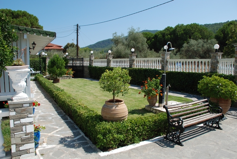 Hotel Diaporos - garden.jpg