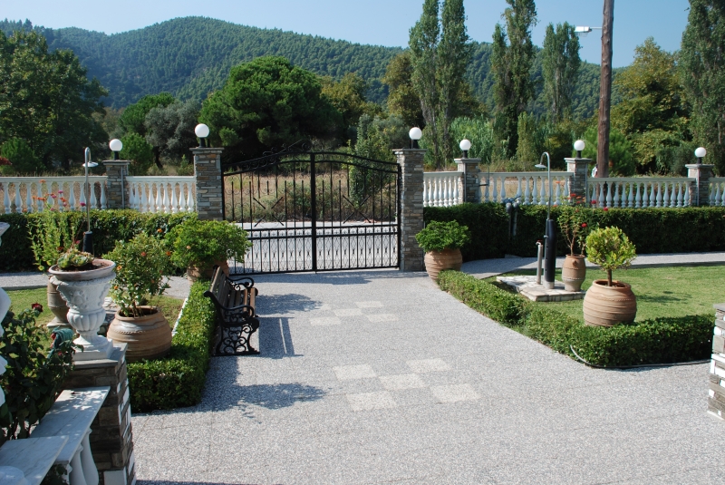 Hotel Diaporos - pogled na planinu.jpg