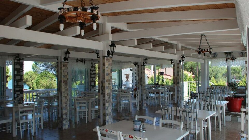 Hotel Diaporos - roof restaurant.jpg