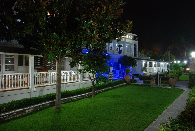 Hotel Diaporos - vrt noću.jpg