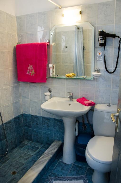 Hotel Dimitra bathroom.jpg