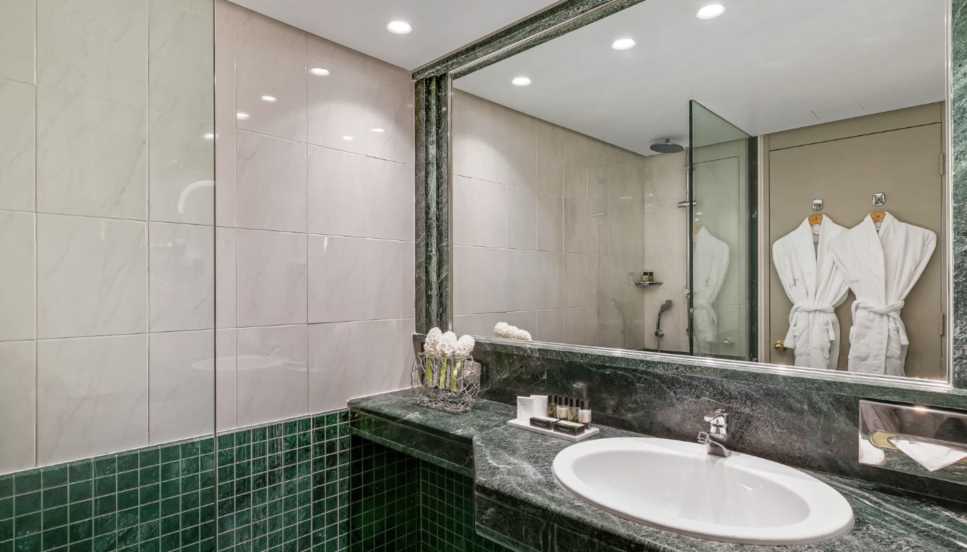 Hotel Divani Apollon Palace bathroom 1.jpg