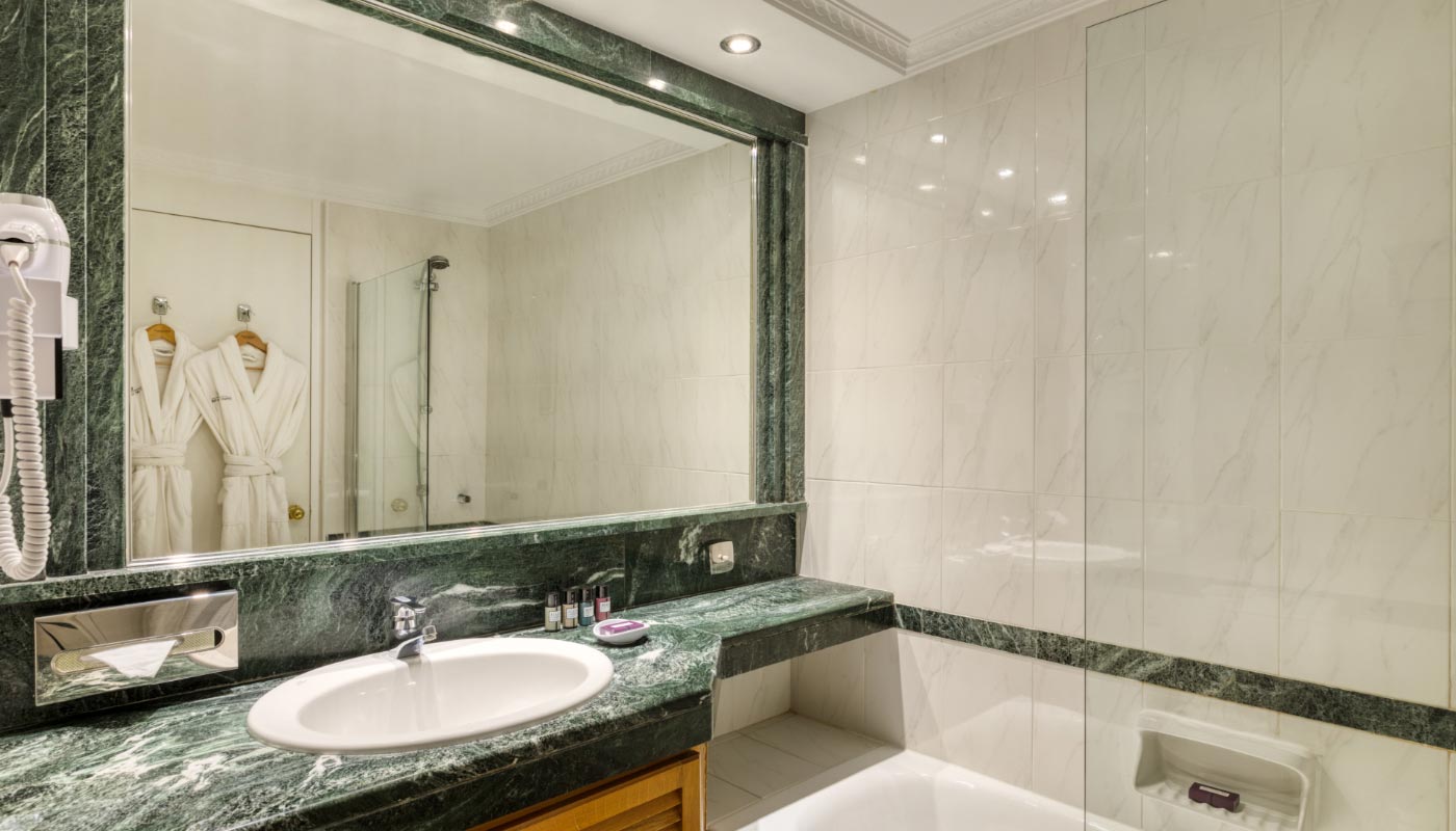 Hotel Divani Apollon Palace bathroom.jpg