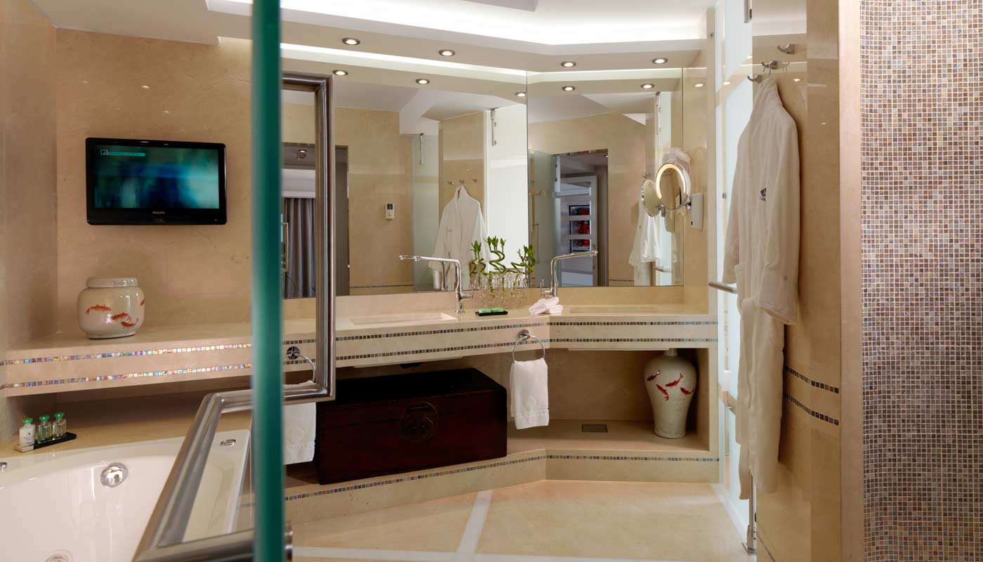 Hotel Divani Apollon Palace presidential suite bathroom.jpg