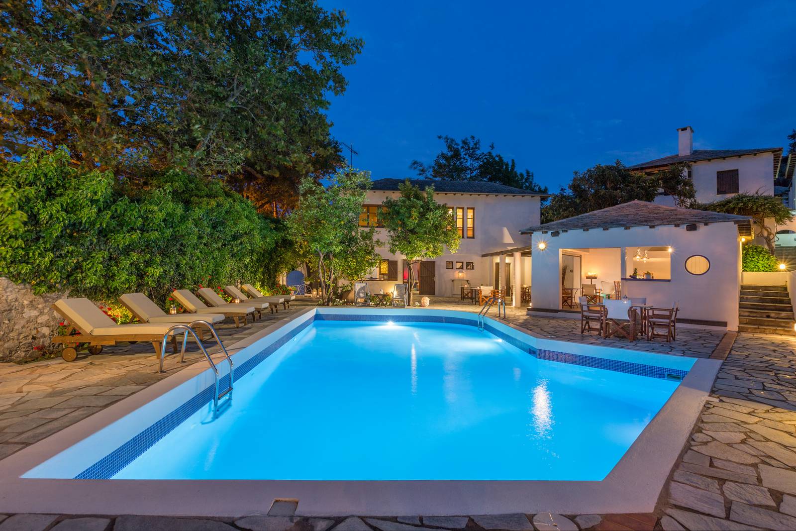 Aeolos Horefto hotel bazen noću .jpg