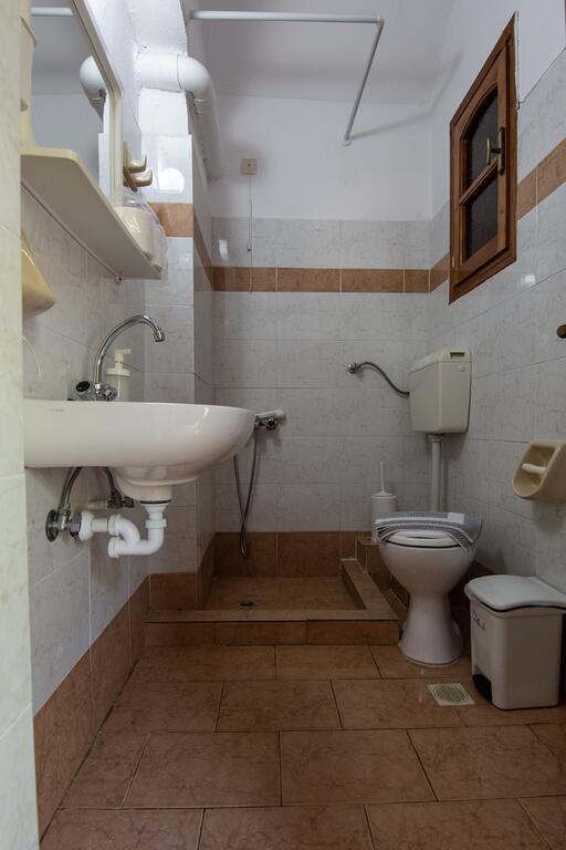 Dora studios bathroom.jpg