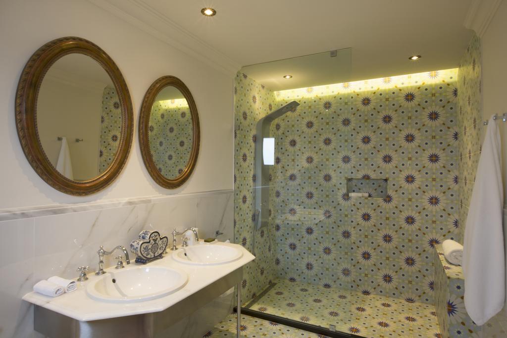 Hotel Dorion bathroom 1.jpg