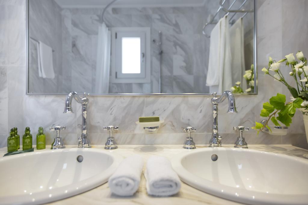 Hotel Dorion bathroom.jpg