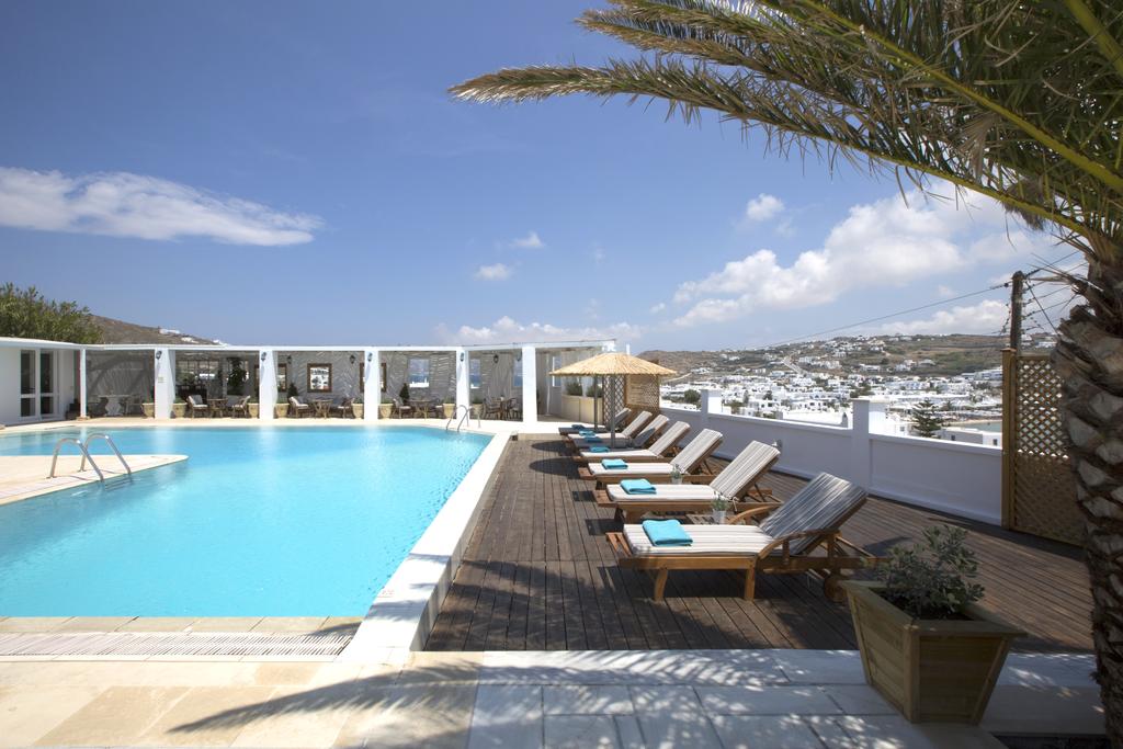 Hotel Dorion pool.jpg
