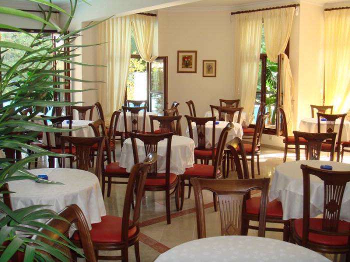 Hotel Eden bar.jpg