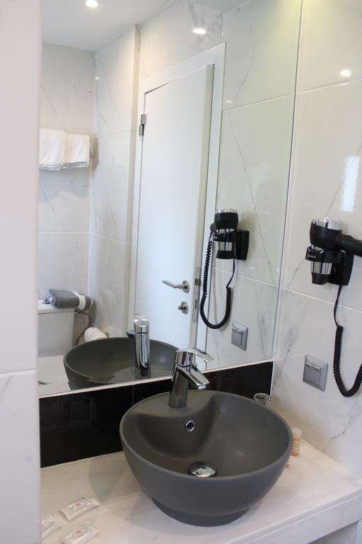 Hotel El Greco bathroom.jpg
