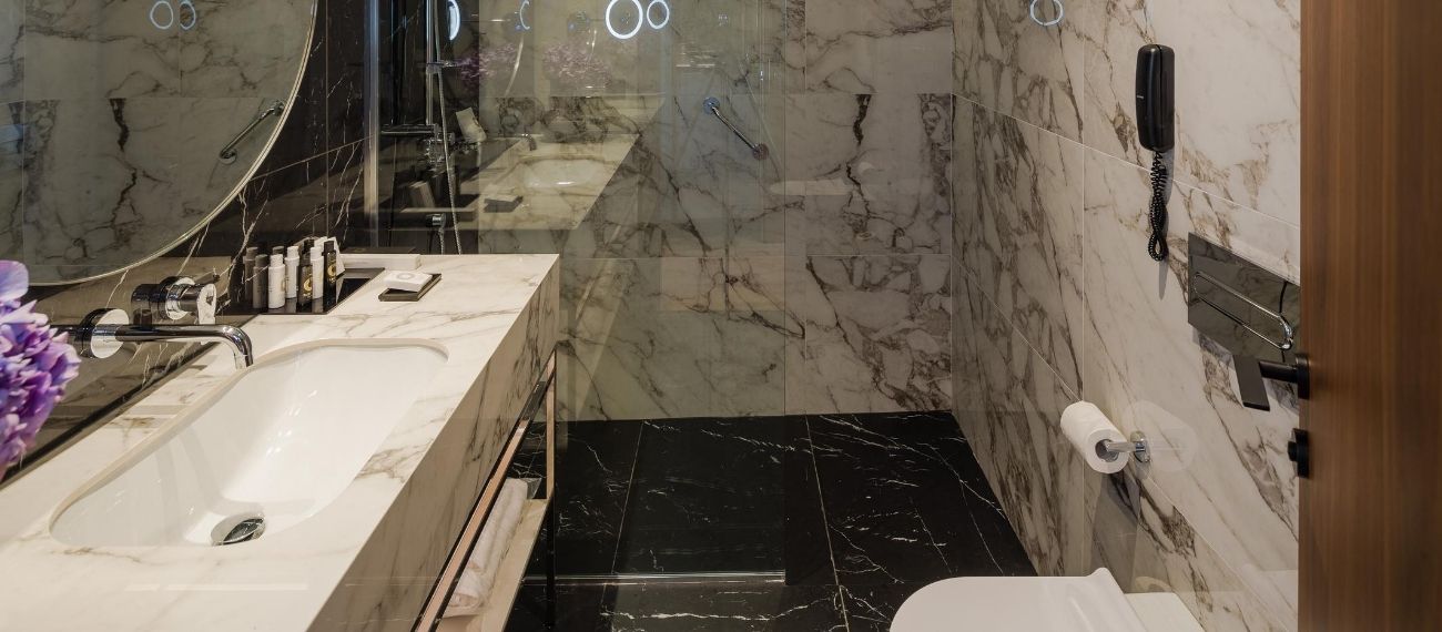 Hotel Electra Palace bathroom.jpg