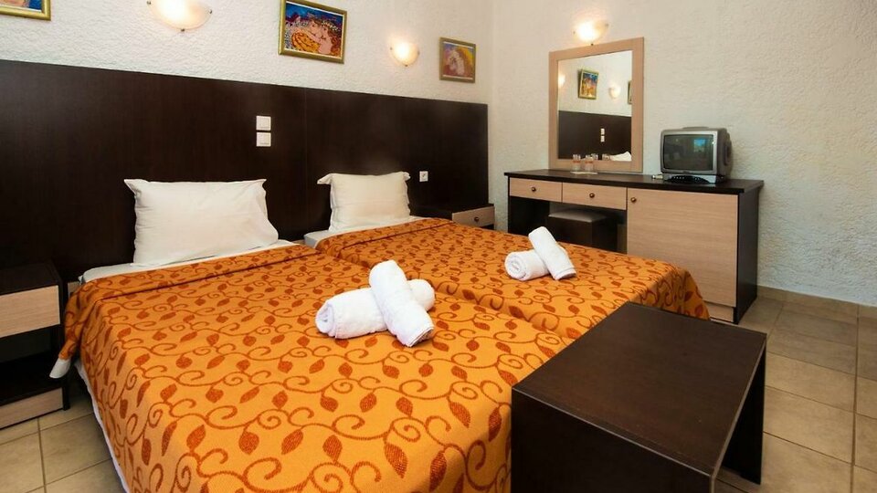Hotel Elena - pogled na lezajeve.jpg