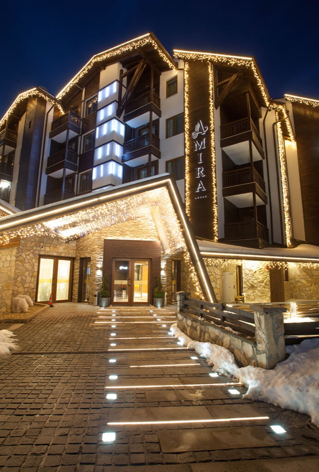 Hotel Amira - izgled spolja nocu.jpg