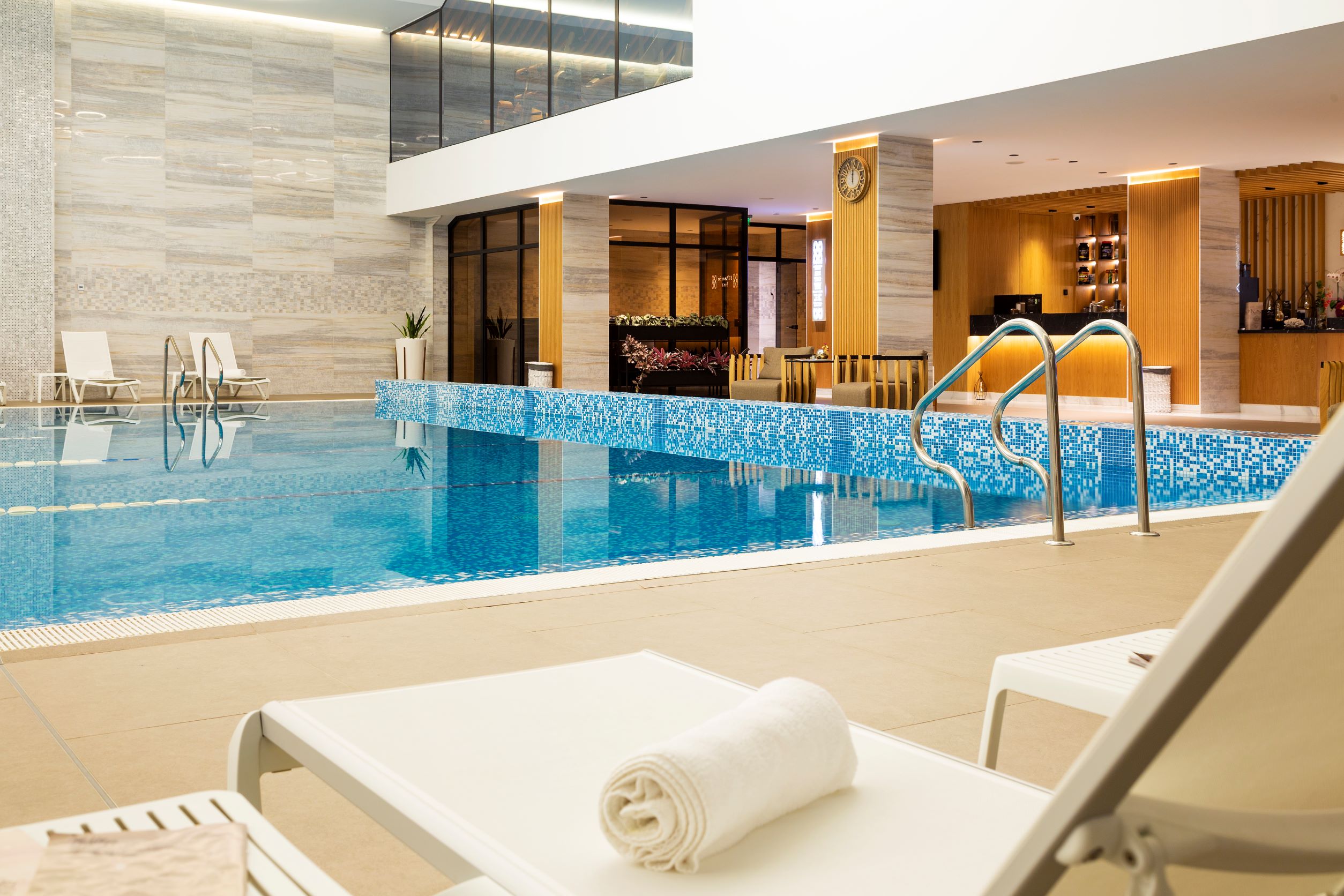 Perelik hotel-bazen.jpg