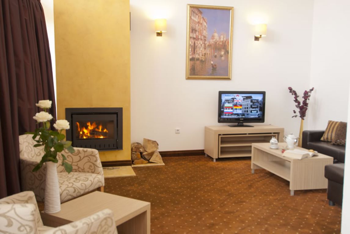Borovec Radinas Way Hotel-Luksuzni apartman dnevna soba.jpg