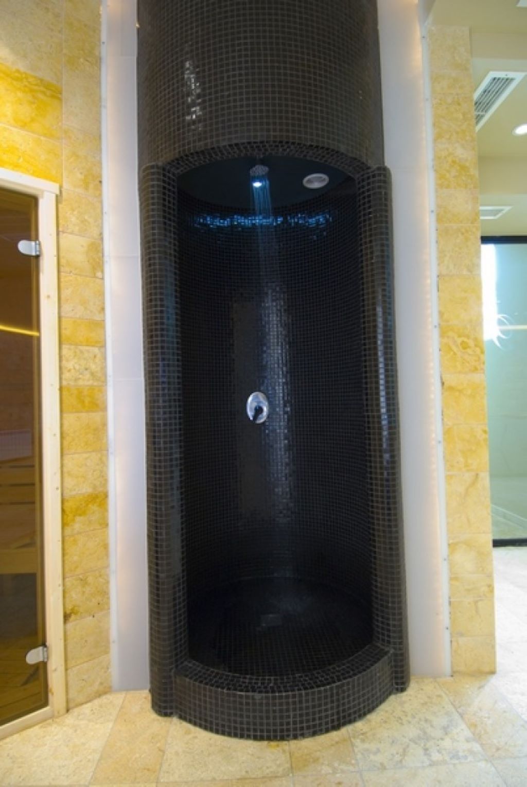 Radina's Way Hotel-Tropski tus.jpg