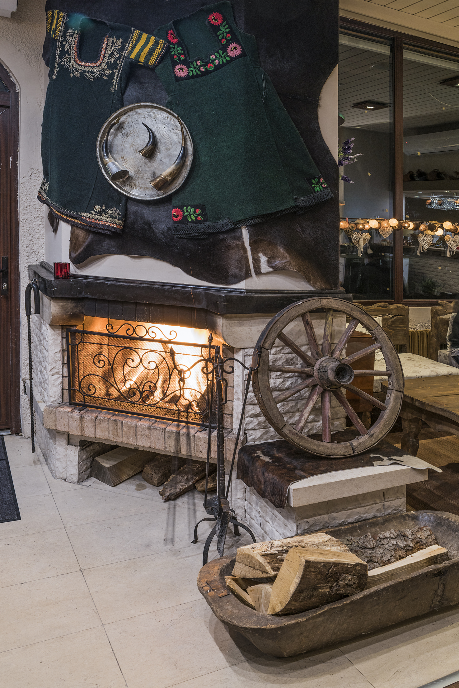 Mura Boutique-Kamin.jpg