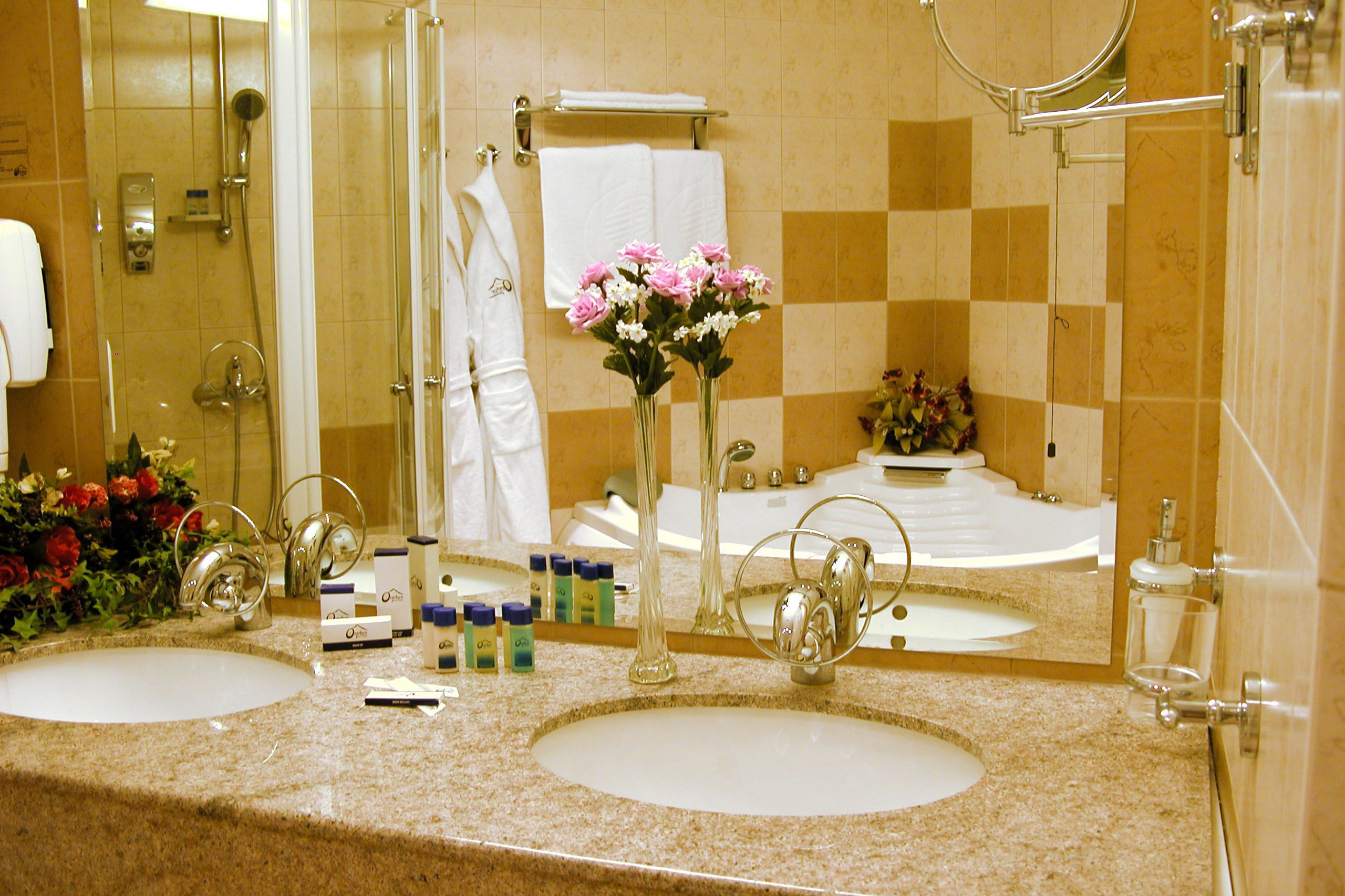 Orpheus Hotel-Suite sa djakuzijem.jpg
