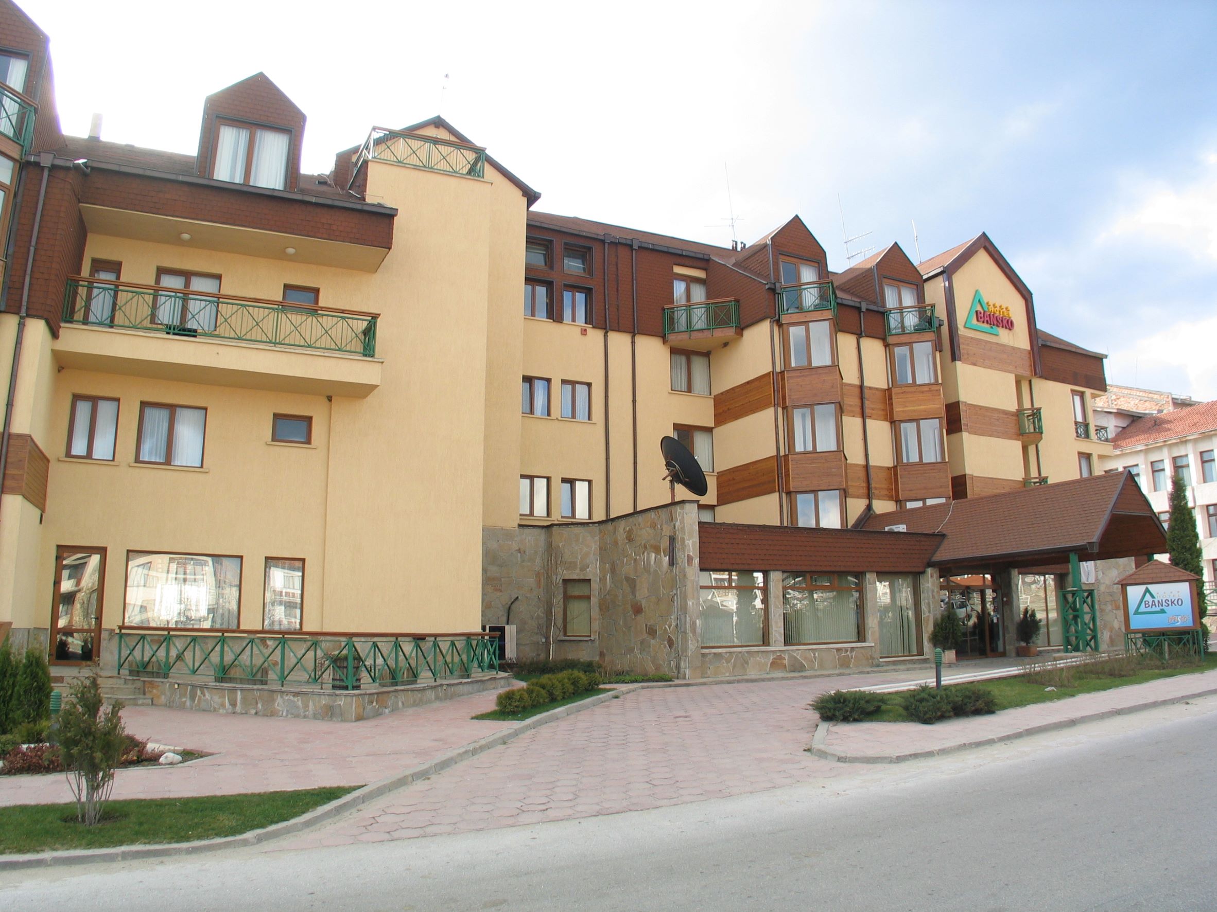 Bansko Hotel-Panoramski pogled na ulaz.JPG