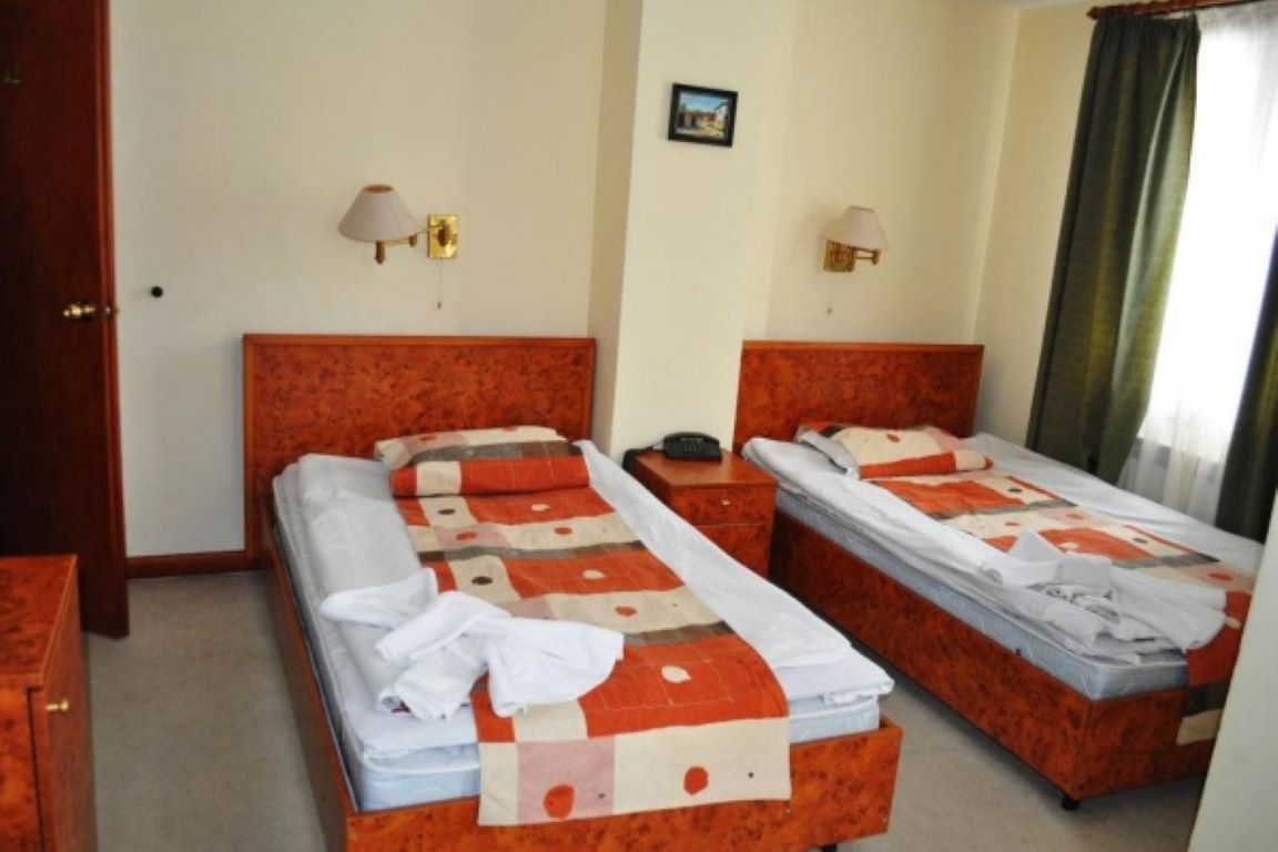 Victoria Hotel Bansko-Standardna soba odvojeni lezaji.jpg