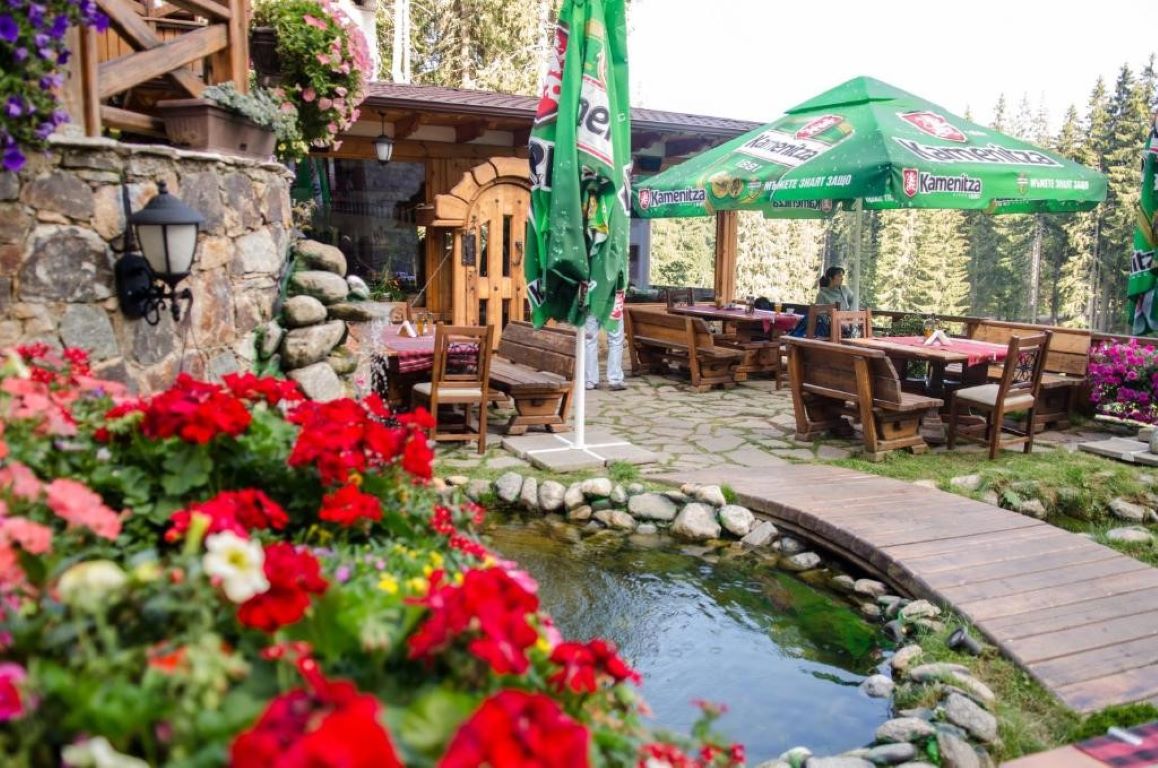 Kamelia Complex Hotel-Letnja basta.jpg