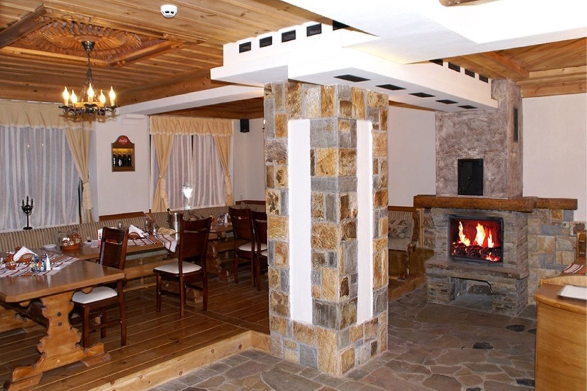 Kamelia Complex Pamporovo-Kamin u taverni.jpg