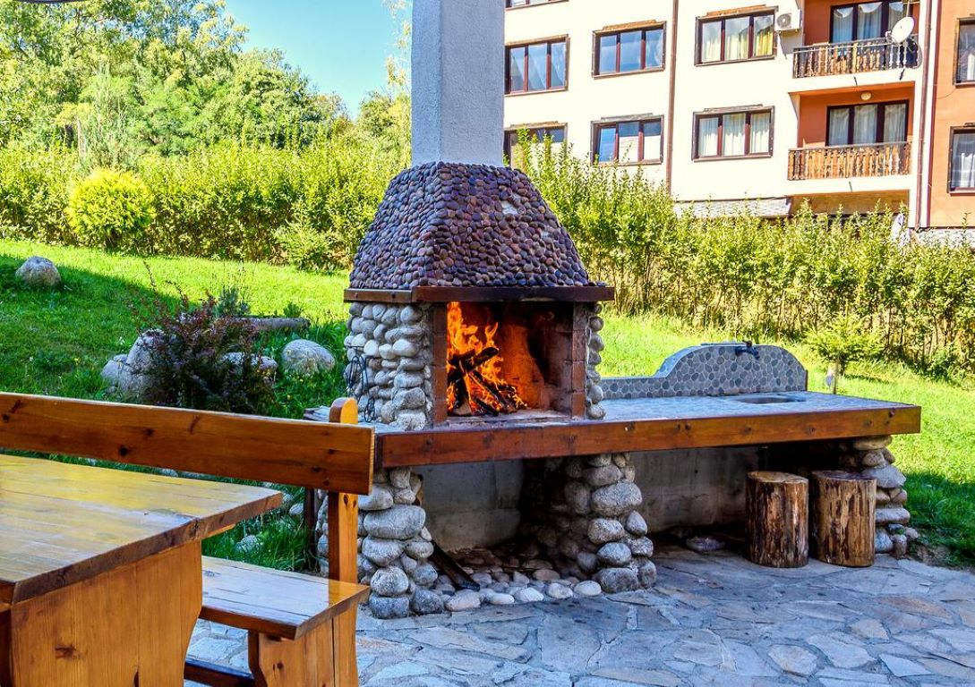 Evergreen Bansko-Rostilj leti.jpg