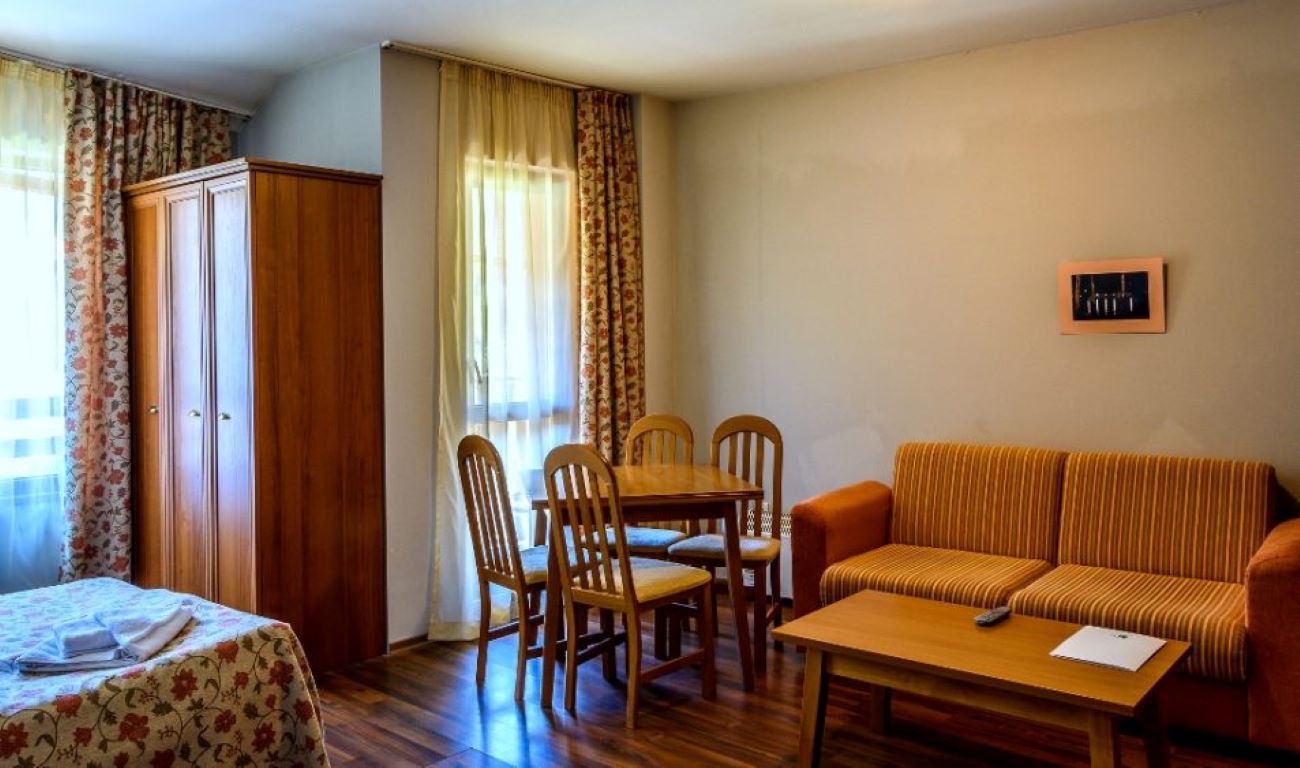 Hotel Evergreen-Studio.jpg